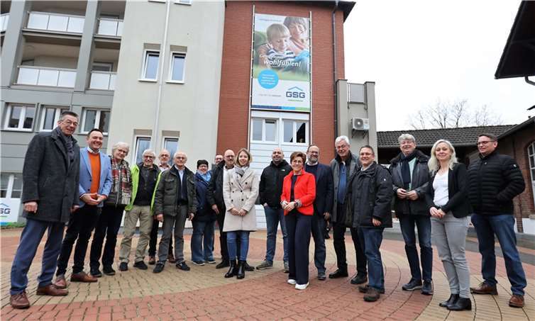 Die Mitglieder der Papaya-Koalition informierten sich aus erster Hand bei David Meurer, Geschäftsführer der Gemeindlichen Siedlungsgesellschaft Neuwied (GSG), über die anstehenden Projekte der GSG.  Foto: Papaya-Koalition