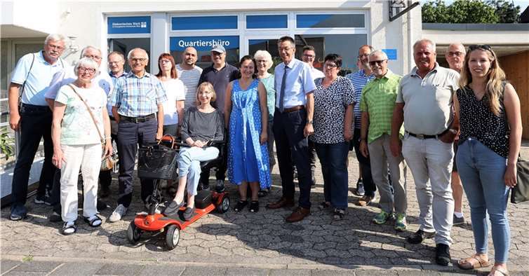 Die Mitglieder der Papaya-Koalition und Diakonie-Geschäftsführerin Renate Schäning wünschen Gabriele May als neuer Quartiersmanagerin für den Raiffeisenring viel Erfolg. Die Kommunalpolitiker von CDU, Grünen und FWG sagten ihr außerdem ihre Unterstützung zu – auch für die Zeit nach Auslaufen der Landesförderung. Foto: Jörg Niebergall