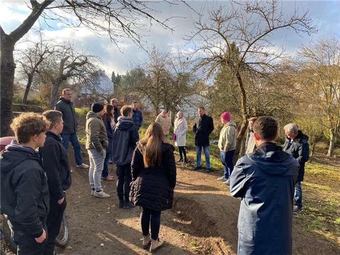 Die Mitglieder der Plaidter Ratsfraktion CDU und „Freie Bürger" mit dem Kettiger Ortsbürgermeister Peter Moskopp, der Jugendpflegerin der Verbandsgemeinde und den am Bikepark beteiligten Kettiger Jugendlichen.Foto: privat