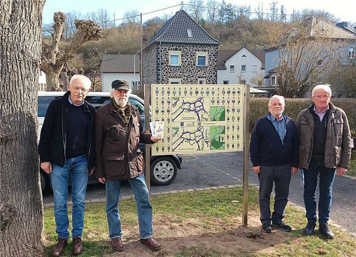 Die Mitglieder der Projektgruppe „Kulturweg“ präsentieren den neuen Übersichtsplan neben dem Gemeindehaus am Marktplatz. Von links: Johannes Decker, Wolfgang Loth, Dieter Lukas und Peter Lindener.  Foto: Rolf Hans