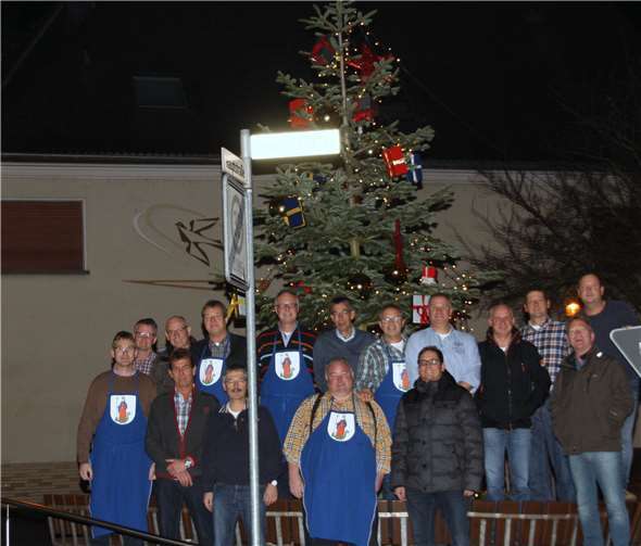 Die Mitglieder der Projektgruppe „Ortsgestaltung“ am festlich geschmückten Weihnachtsbaum in Weis. Privat