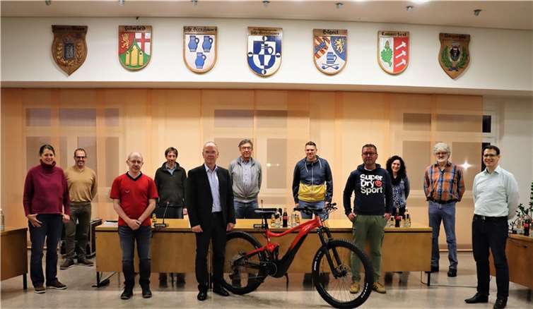 Die Mitglieder der Projektgruppe Wäller Fahrradkongress sehen mit Bürgermeister Thilo Becker im Rathaus in Höhr-Grenzhausen dem geplanten Projekt hoffnungsvoll entgegen. Foto: privat