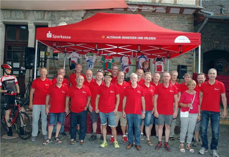 Die Mitglieder der Radsportabteilung feierten auf dem Vorplatz am Haus des Gastes ihr Jubiläumsfest. -UM-