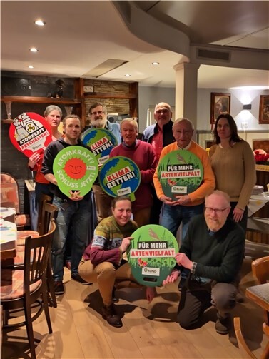 Die Mitglieder der Regionalgruppe nutzten den Abend um gemeinsam an den Jahrestag von Fukushima (11.3.2011) zu erinnern und auf die aktuelle Frühlingsaktionen des BUND zur Artenvielfalt und den Anti-Atom-Frühling hinzuweisen.  Foto: S. Jürries