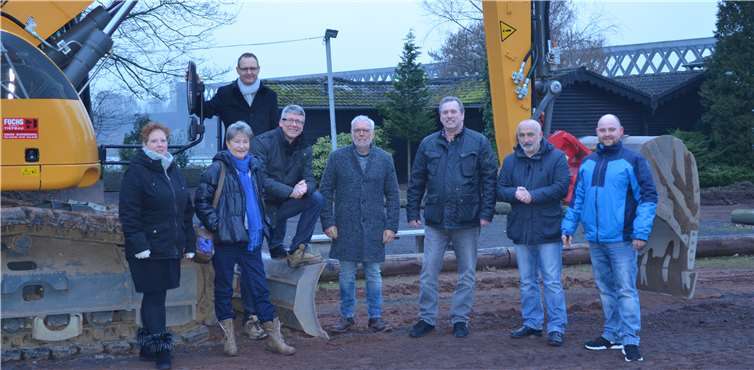 Die Mitglieder der SPD-Fraktion Urmitz haben sich einen guten Eindruck von der Neugestaltung des Platzes gemacht.