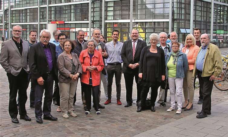 Die Mitglieder der SPD-Fraktion im Koblenz Stadtrat vor Ort am Hauptbahnhof. privat
