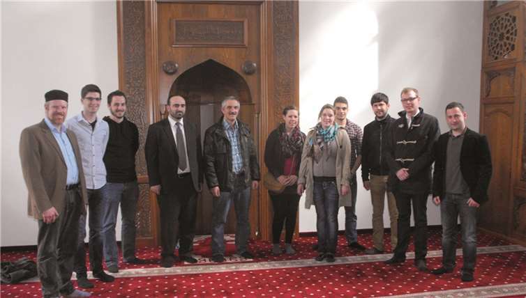 Die Mitglieder der SPD-Jugendorganisation besuchten die Moschee der muslimischen Gemeinde in Bullay. privat