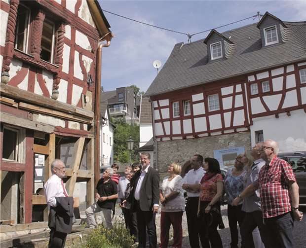 Die Mitglieder der SPD-Stadtratsfraktion mit OB Nikolaus Roth machen sich ein Bild vor Ort. privat