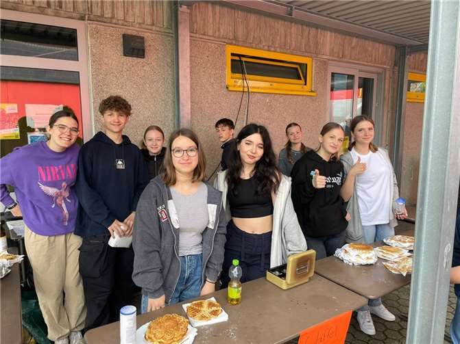 Die Mitglieder der Schülervertretung engagierten sich beim Waffelverkauf. Quelle: Realschule plus und FOS Untermosel