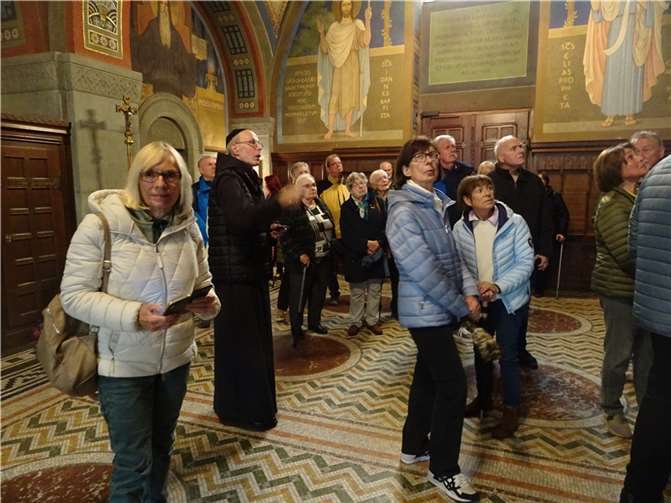 Die Mitglieder der Senioren-Union beim Besuch der Klosters in Maria Laach.  Foto: Gerd Schäfer