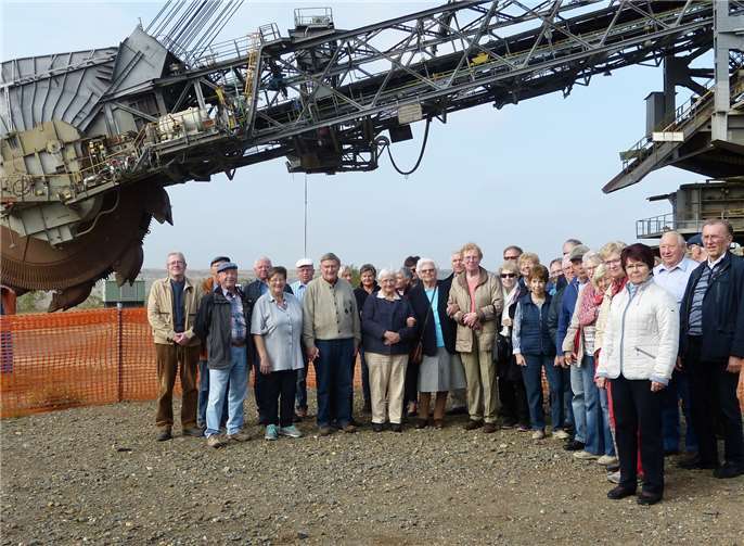 Die Mitglieder der Senioren Union posierten vor einen stillgelegten Bagger. privat