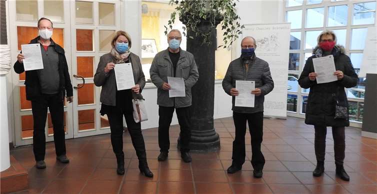 Die Mitglieder der Seniorenbeirats-Arbeitsgruppe präsentieren den Fragebogen (von links): Richard Welter, Helga Hartzmann, Richard Hens, Barbara Köpping, Detlev Ullrich. Foto: privat