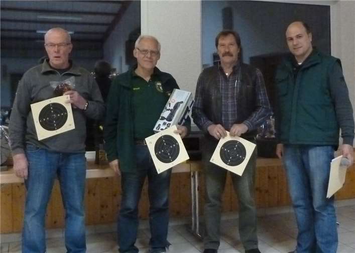 Die Mitglieder der Siegermannschaft und gleichzeitig Einzelsieger des Großkaliberschießens.