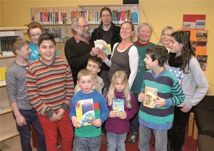 Die Mitglieder der Sinziger Grünen bei der Scheckübergabe in der Schulbücherei. -BL-