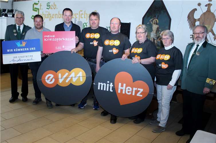 Die Mitglieder der St. Sebastianus Bruderschaft und Schützengilde 1896 Andernach-Kell e. V. freuen sich über die neue Gewerbespülmaschine und den Einsatz von Helmut König und Markus Krey, Mitarbeiter der evm-Gruppe.Foto:evm