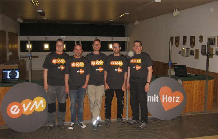 Die Mitglieder der St. Sebastianus Schützenbruderschaft 1872 e.V. Mülheim freuen sich über die neuen KK-Scheibenschießstände und den Einsatz von Dieter Maurer, Mitarbeiter der evm-Gruppe. Foto: evm