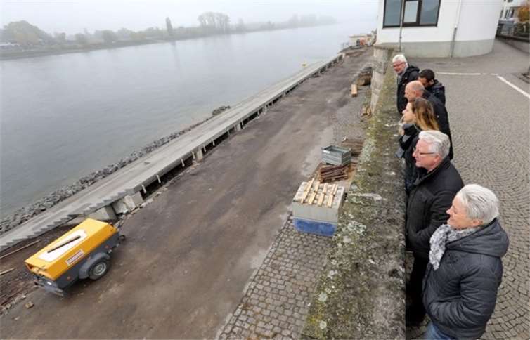 Die Mitglieder der Stadtratsfraktion der Freien Wählergruppe Neuwied begutachten den Baufortschritt am Rheinufer.privat