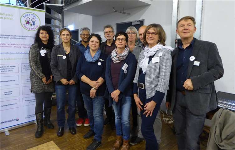 Die Mitglieder der Steuerungsgruppe der „Frühen Hilfen“ zu sehen, gemeinsam mit Prof. Dr. Klaus Wolf, Uni Siegen, (hintere Reihe, 2.v.li.) sowie Ute Krämer-Bönisch, Leiterin des Jugendhilfezentrum für Eitorf und Windeck (2.v.li.). privat