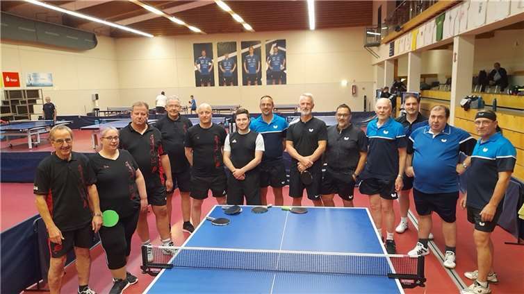 Die Mitglieder der Tennisabteilung in Oberlahnstein beim Training. Foto: Turngemeinde Oberlahnstein