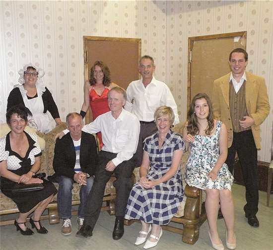 Die Mitglieder der Theatergruppe Lampenfieber bringen etliche komische Verwicklungen auf die Bühne. privat