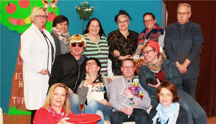 Die Mitglieder der Theatergruppe Urbach bei Proben zum neuen Stück. Privat