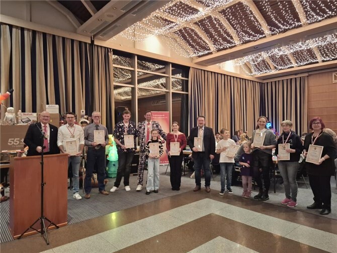 Die Mitglieder der Traditionsgarde Rot-Weiß Lahnstein blicken auf ihre 11-jährige, 22-jährige und 33-jährige Mitgliedschaft im Verein zurück. Fotos: TRG/Kristina Nedic