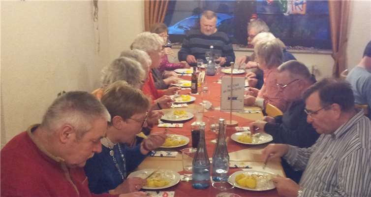 Die Mitglieder der VdK ließen es sich gut schmecken und die karnevalistischen Tage Revue passieren.privat