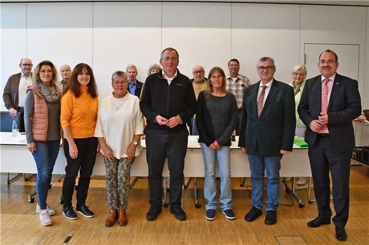 Die Mitglieder der Versammlung der Bezirksgruppe Mayen-Koblenz des Eifelvereins freuen sich gemeinsam mit Landrat Dr. Alexander Saftig (3.v.r.) über die Wahl des neuen Vorstands.  Foto: Kreisverwaltung/J. Brück