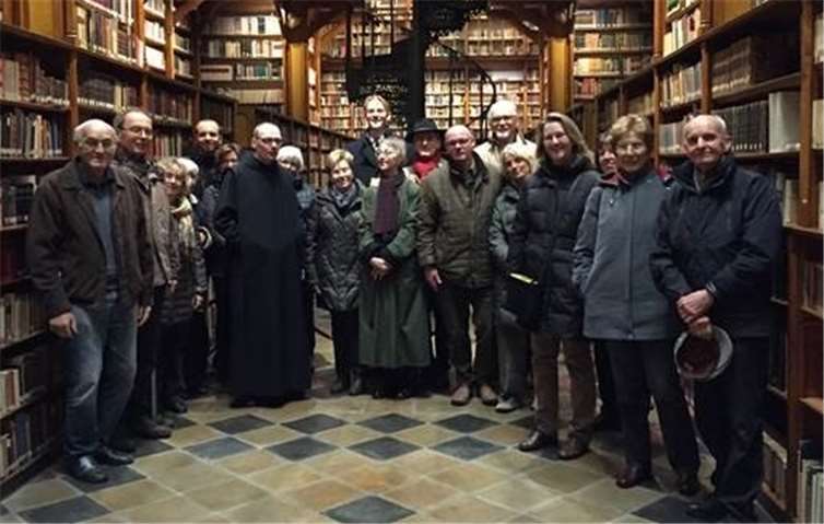 Die Mitglieder der Volkshochschule zusammen mit Bruder Jakobus in der historischen Galerie-Bibliothek von Maria Laach. VHS