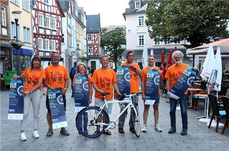 Die Mitglieder der WFK-Projektgruppe präsentieren vor dem Rathaus in Montabaur das Plakat des 2. WFK, das bald in allen Ortsgemeinde und Städten des WW aushängen soll. Foto: Uli Schmidt, WFK