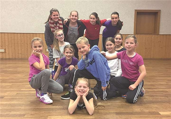 Die Mitglieder der derzeitigen Tanzgruppe: Dana Hopmeier (h.v. l), Johanna Peschel, Sophie Roos, Anna Duhr, :Nele Roos (v. v. l.), Isabell Wäger, Isa Knoke, Phillip Wetzlar, Anna-Sophie Tarr, Alexandra Bildhauer, Emelie Müller und Amira Schikorah.privat