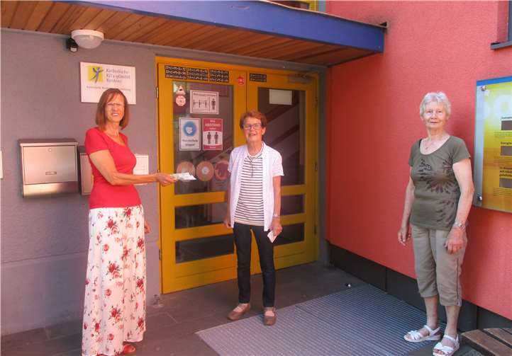 Die Mitglieder der kath. Frauengemeinschaft St. Peter Sinzig überbrachten eine großzügige Spende. Foto: privat