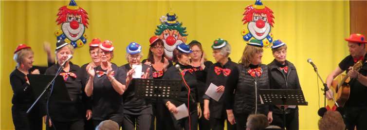 Die Mitglieder der kfd St. Josef sangen mit viel Elan, sehr zur Freude des Publikums. privat