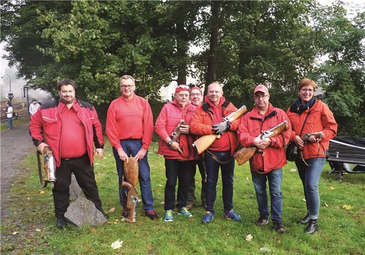 Die Mitglieder des 14-köpfigen Vereins „Brohler Böller“eröffneten das zweitägige Fest mit Böllerschüssen.