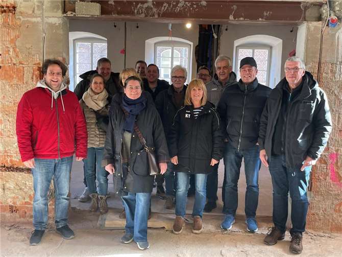 Adenau: Komturei wird fit für die Zukunft „Die Mitglieder des Adenauer Stadtrates verschafften sich einen persönlichen Eindruck vom Stand der Bauarbeiten in der Komturei.“ Foto:Stadt Adenau/Verena Krämer