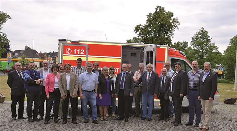 Die Mitglieder des Ausschusses für Rettungswesen und Katastrophenschutz des Rhein-Sieg-Kreises mit Vertretern der Kreisverwaltung und Kreisdirektorin Annerose Heinze (Vierte von links) vor dem RTW.privat