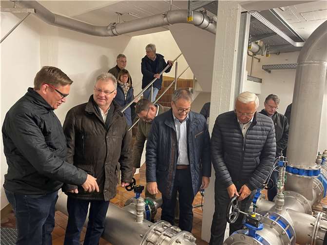 Die Mitglieder des Ausschusses für das Kreiswasserwerk verschafften sich einen persönlichen Eindruck vom kernsanierten Hochbehälter in Willroth. Foto: Kreisverwaltung