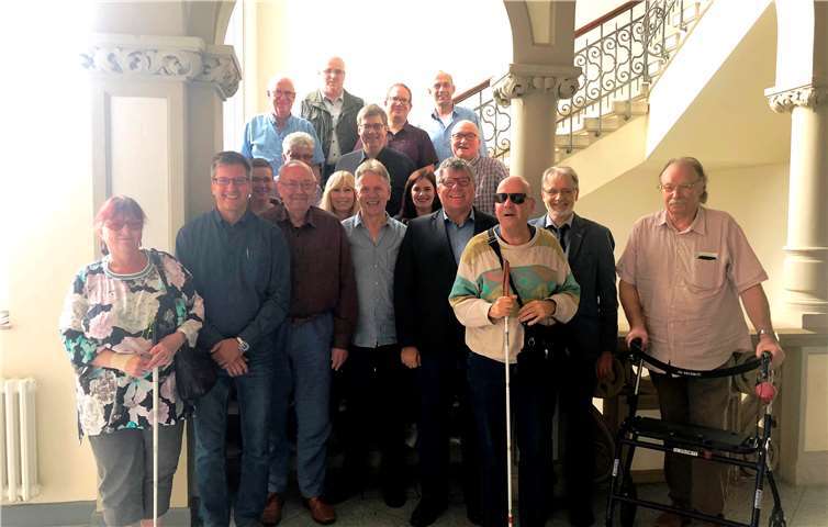 Die Mitglieder des Beirates für die Teilhabe von Menschen mit Behinderung im Landkreis Neuwied wählten in der jüngsten Sitzung ihren neuen Vorstand. Alle Mitglieder wurden durch den 1. Kreisbeigeordneten Michael Mahlert (5.v.l.) verpflichtet. Vorsitzender ist Herbert Woidtke (3.v.l.). Ihm zur Seite stehen die beiden Stellvertreter, Mario Heim (2.v.l.) und Helmut Oster (4.v.l.). Foto: Kreisverwaltung Neuwied