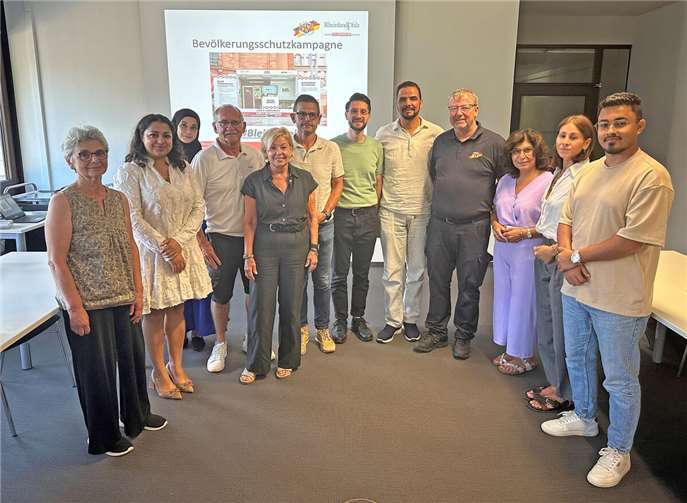 Die Mitglieder des Beirats für Migration und Integration rund um den Vorsitzenden Mohamad Al Emam (6.v.r.) gemeinsam mit Stephan Tusch (4.v.r.), Referent für Bevölkerungsschutz beim Landesfeuerwehrverband e.V., in der Kreisverwaltung Mayen-Koblenz. Foto: Kreisverwaltung MYK