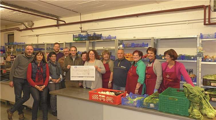 Die Mitglieder des Bene-Viez-Teams überreichen die Spende an das Team der Cochemer Tafel.Privat