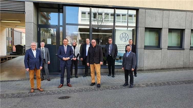 Die Mitglieder des Bereichsvorstands beim Besuch des Bundestagsabgeordneten Josef Oster von links: Peter Balmes (Ruhestandsvertreter), Michael Brozek (Leiter der Arbeitsgruppe Technik), Josef Oster, Tanja Frerichs (stellv. Bereichsvorsitzende), Jakob Milles (Bereichsvorsitzender), Klaus Schütte (stellv. Bereichsvorsitzender und stellv. Vorsitzender Bezirkspersonalrat), Markus Sonntag (Vorsitzender Gesamtpersonalrat), Stefan Leist (Schatzmeister) und Frank Bartz (Vorsitzender Örtlicher Personalrat). Quelle: Büro von Josef Oster