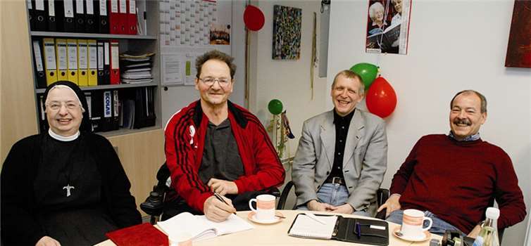 Die Mitglieder des Bewohnerbeirates besprechen gemeinsam mit Heimleiter Christof Tinten (2.v.r.) aktuelle Themen und Probleme im Seniorenzentrum: Schwester M. Aurelia Langendiehlhoff, Manfred Kremer und Robert Brandt (v.l.).  Anja Loudovici