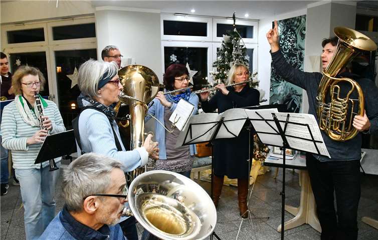 Kleine Konzert-Tour mit berührenden Momente Die Mitglieder des Blasorchesters spielten klassische und moderne Weihnachtslieder. Fotos: RASCH