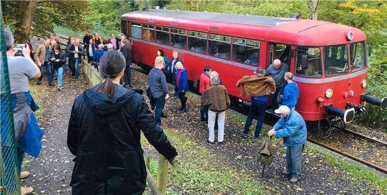 Die Mitglieder des Brexbachtalbahn e.V. sowie zahlreiche Gäste steigen aus der Kasbachtalbahn, um ein Gefühl für die liebevoll „die Brex“ – und dank des Vereins bald reaktivierten – Brexbachtalbahn zu bekommen.Foto: privat