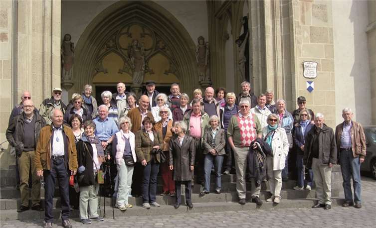 Die Mitglieder des Bürgervereins Meckenheim vor der Kirche in Münstermaifeld.privat