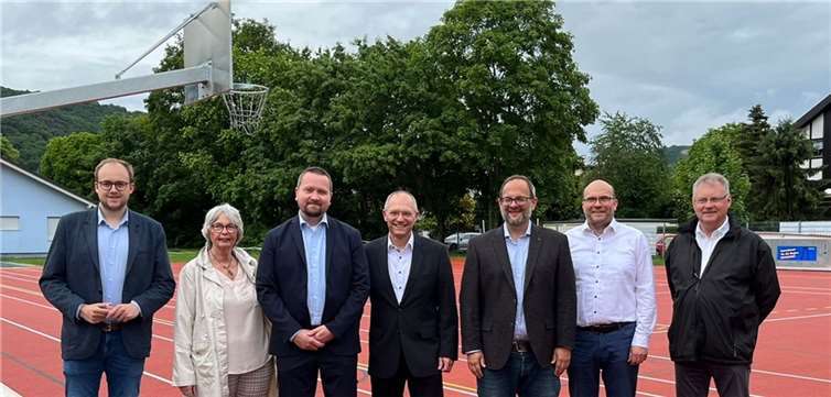 Die Mitglieder des CDU-Kreisverbands auf dem Sportplatz in Waldbreitbach.  Foto: privat