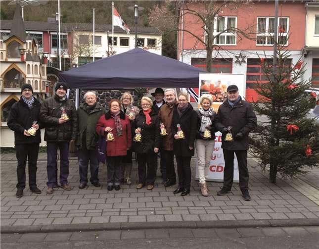 Die Mitglieder des CDU-Ortsverbandes Leubsdorf verschenkten Tannenbaum-Plätzchen.privat