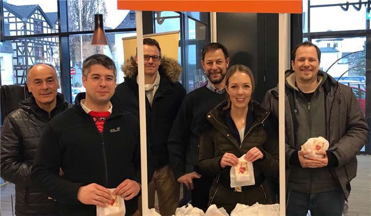 Die Mitglieder des CDU-Stadtverbandes Linz verteilten vorweihnachtliche Adventsgrüße. privat