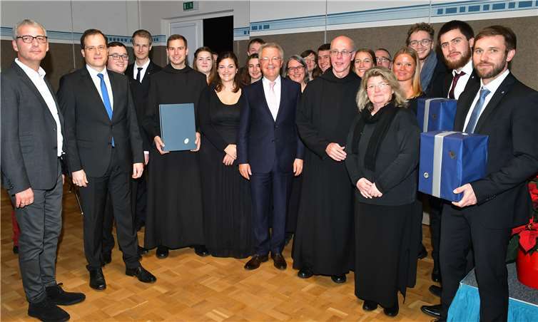 Die Mitglieder des Chors Cappella Lacensis freuen sich gemeinsam mit dem Freundeskreis Maria Laach sowie Elmar Schmitz, Sascha Monschauer und Markus Müller von der Bürgerstiftung der Volksbank RheinAhrEifel über das gelungene Adventskonzert in der Abtei Maria Laach.