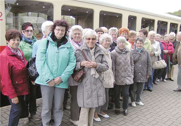 Die Mitglieder des Deutschen Hausfrauen-Bundes Bendorf warten am Brohltal-Bahnhof auf die Abfahrt der Brohltalbahn nach Engeln.privat